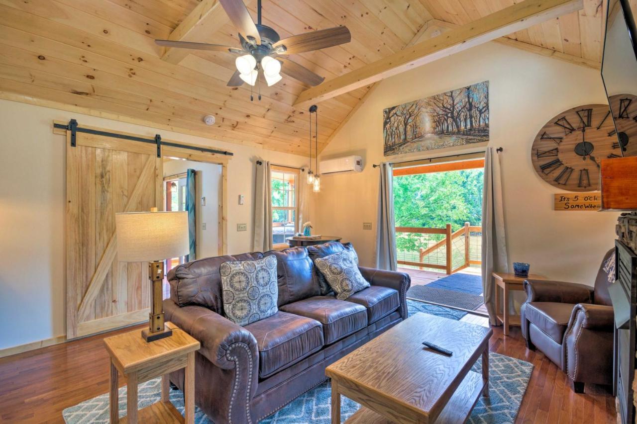 Cozy Riverfront Cabin With Private Deck And Hot Tub! บรายซันซิตี ภายนอก รูปภาพ