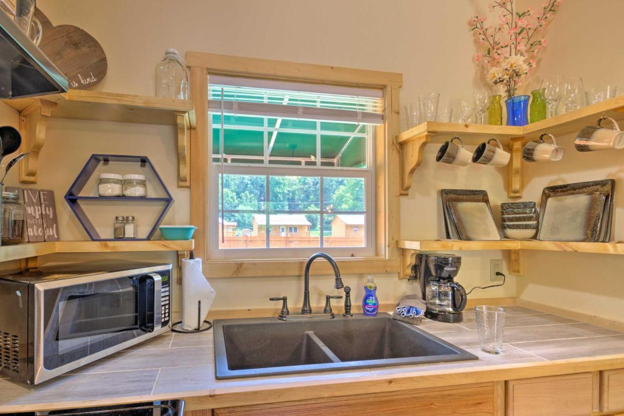 Cozy Riverfront Cabin With Private Deck And Hot Tub! บรายซันซิตี ภายนอก รูปภาพ