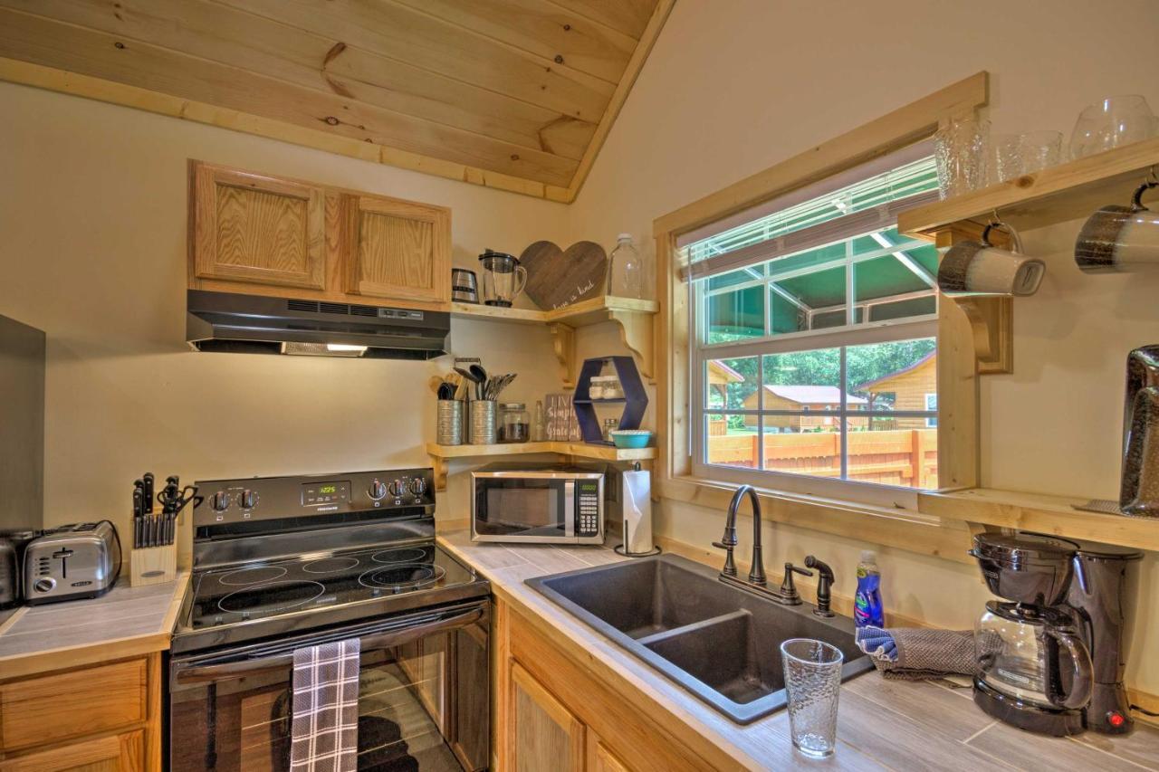 Cozy Riverfront Cabin With Private Deck And Hot Tub! บรายซันซิตี ภายนอก รูปภาพ