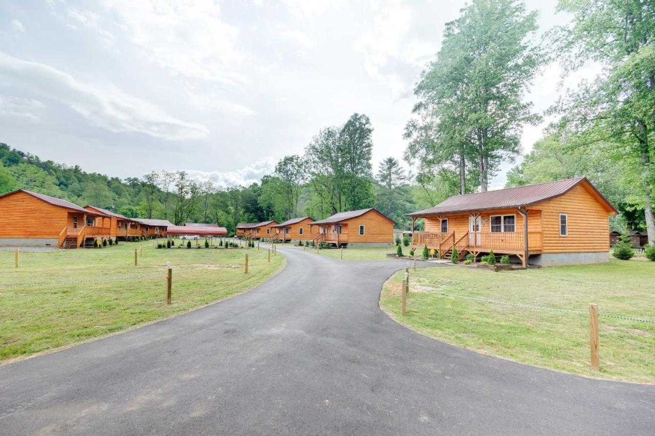 Cozy Riverfront Cabin With Private Deck And Hot Tub! บรายซันซิตี ภายนอก รูปภาพ